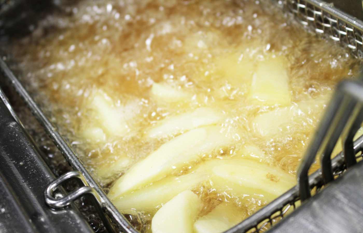 Pommes in einer Friteuse